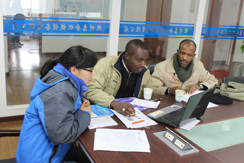 布隆迪客戶(hù)與惠合同事洽談現(xiàn)場(chǎng)