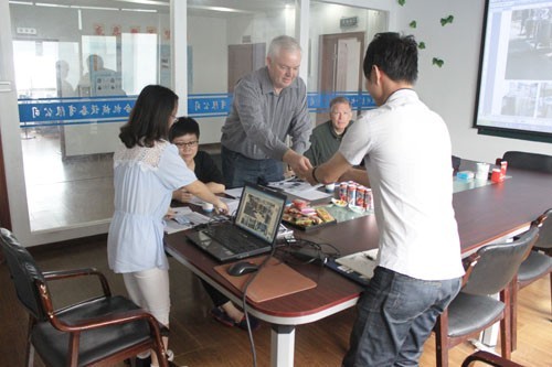 惠合同事與澳大利亞不銹鋼儲(chǔ)罐客戶洽談現(xiàn)場2